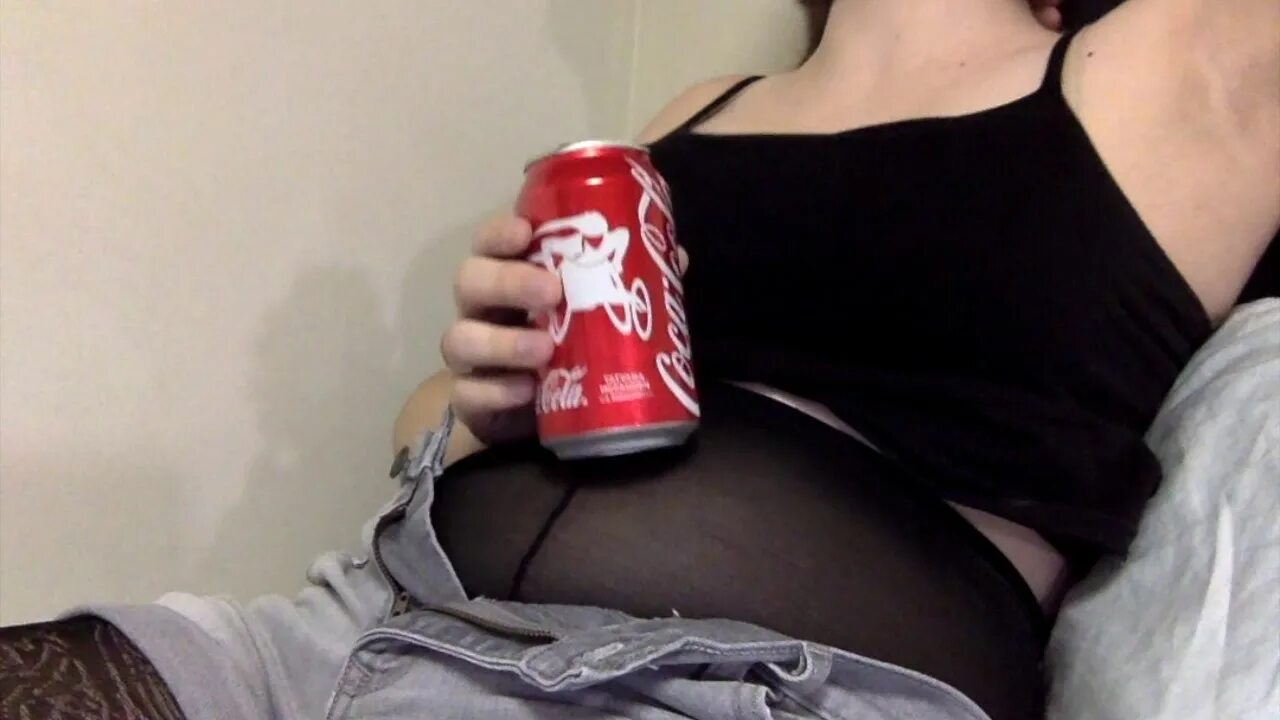 Белли стаффинг бойс белли. Надувание живота кока колой. Cola belly. Фотомодели стаффинг живота. Cola belly.