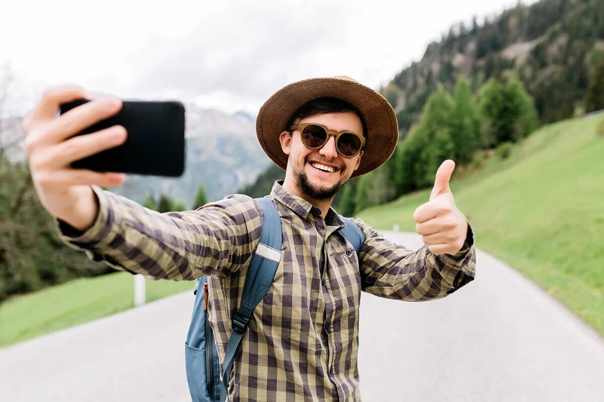 True tourist. Довольные туристы. Мужчина в путешествии. Парень путешествует. Путешественник.