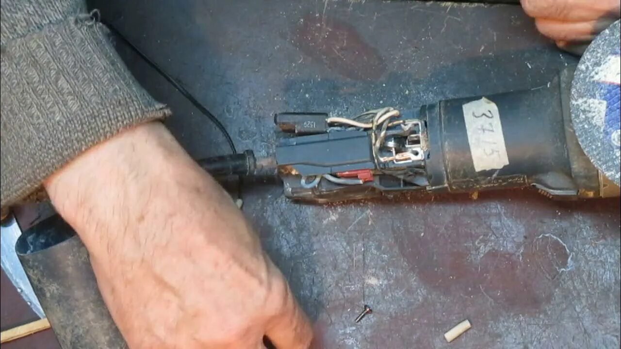 Метабо w9-125 щетки. Разобрать болгарку интерскол. Щетки графитовые для ушм диолд 125. Ушм бош 1400. Замена щеток ушм.