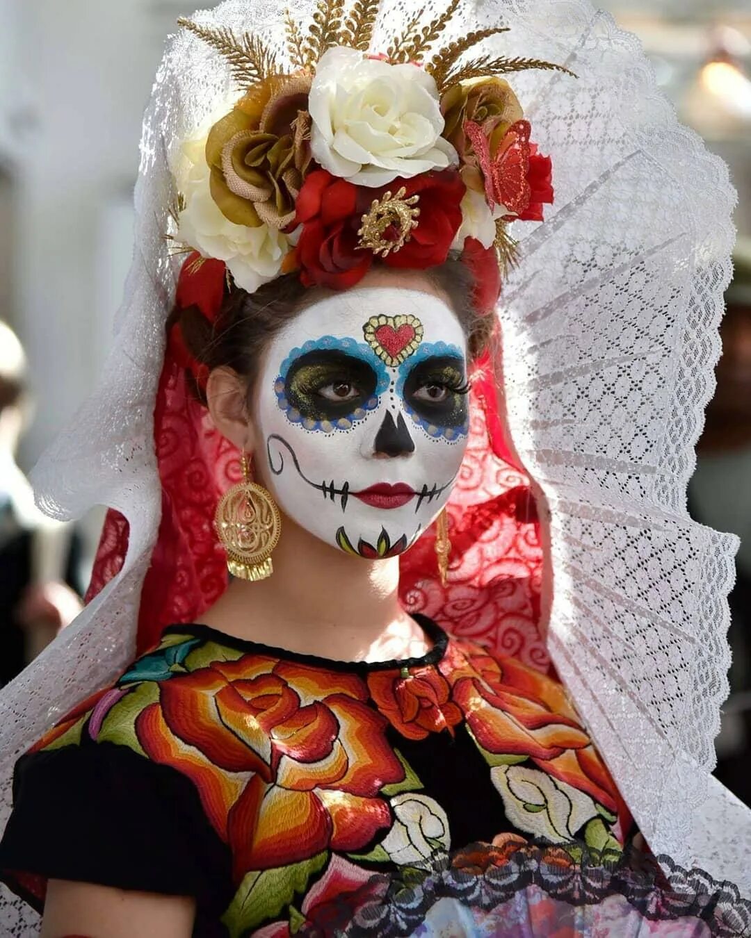 Актуальность дня мертвых. Мексиканские костюмы Катрина. Катрина день мертвых. Муэрте праздник в Мексике. Королева мертвых Мексика.