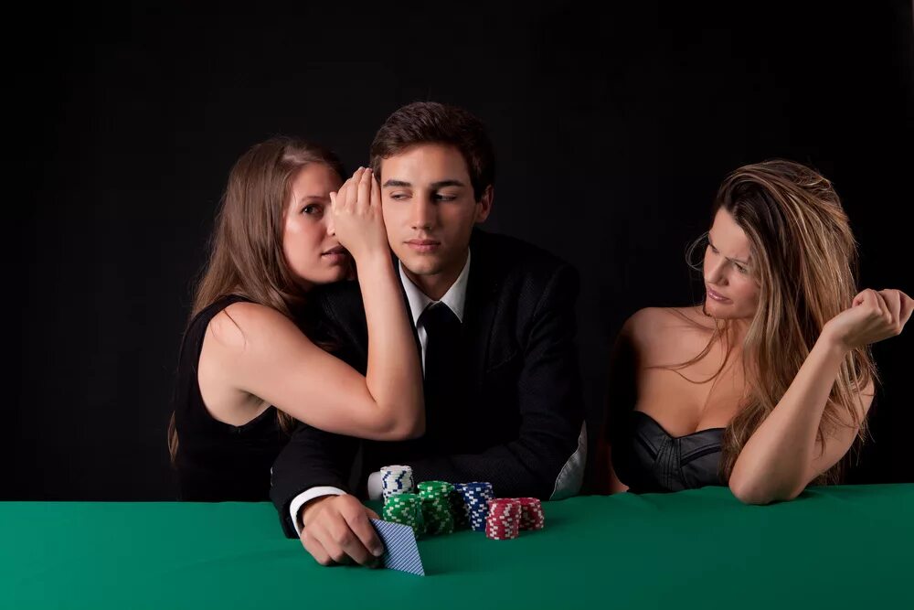Девушка и 2 мужчины видео. Мужчина и женщина в казино. Фотосессия в стиле Покер. Покер девушки. Игра в Покер фотосессия.