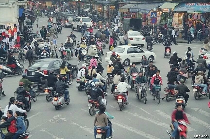 Движение в азии. Час пик в городе. Пробка из мотоциклов в китае. Дороги индии. Уличное движение.