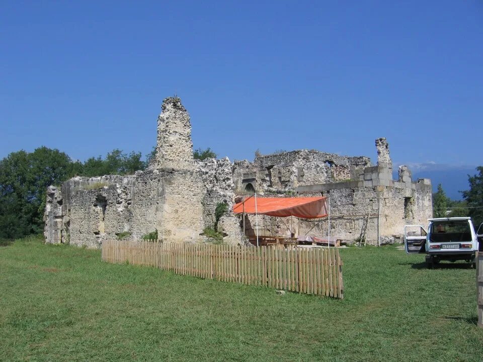 Село лыхны. Лыхны отель абхазия. Лыхненский храм в абхазии. Храм лыхны в абхазии. Храм лыхны в абхазии.