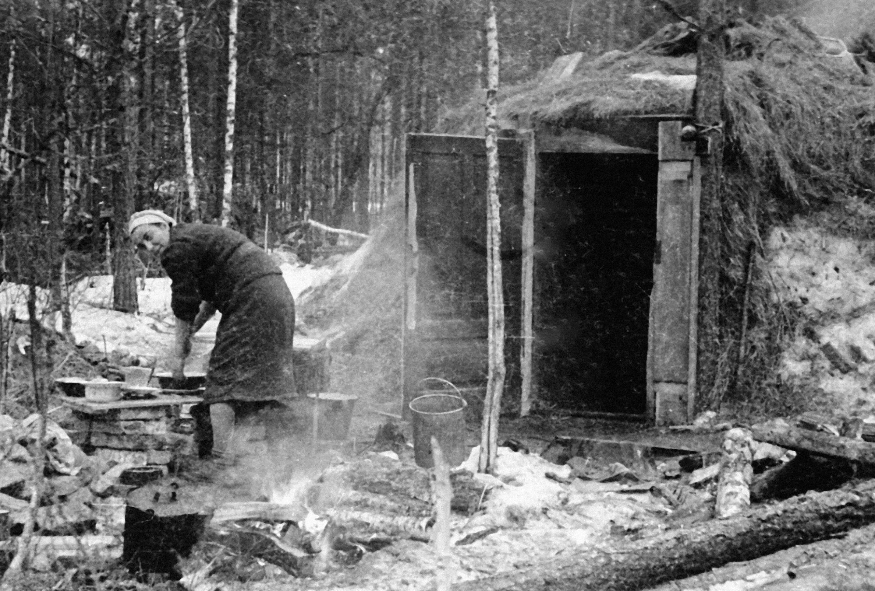 Быт великой отечественной. Партизанский лагерь в Белоруссии ВОВ. Лагерь Партизан Великой Отечественной войны. Землянки Партизан ВОВ.