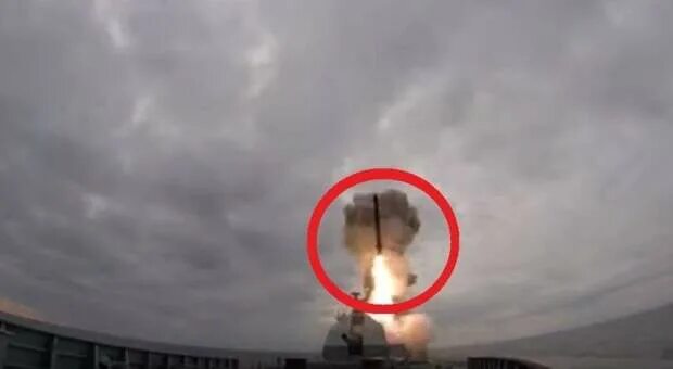 Видео сбивают ракеты. Видео сбивают ракеты. Вертолет ми 8 сбит в сирии. Видео сбивают ракеты. Беспилотник в небе.