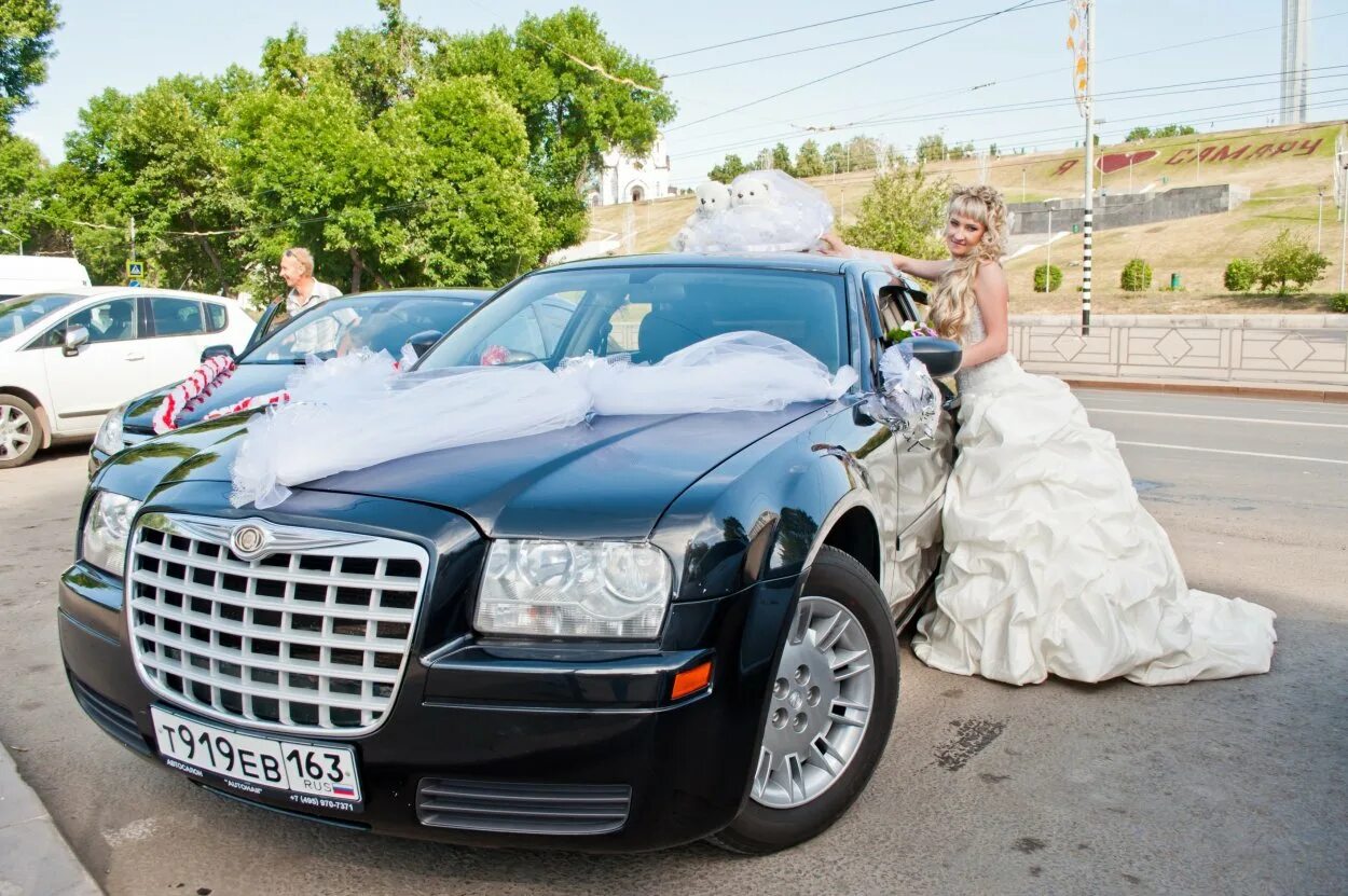 Прокат авто самара. Свадебный Крайслер 300с. Свадебная машина Крайслер черная. Машина за невестой. Машина бизнес класса на свадьбу.