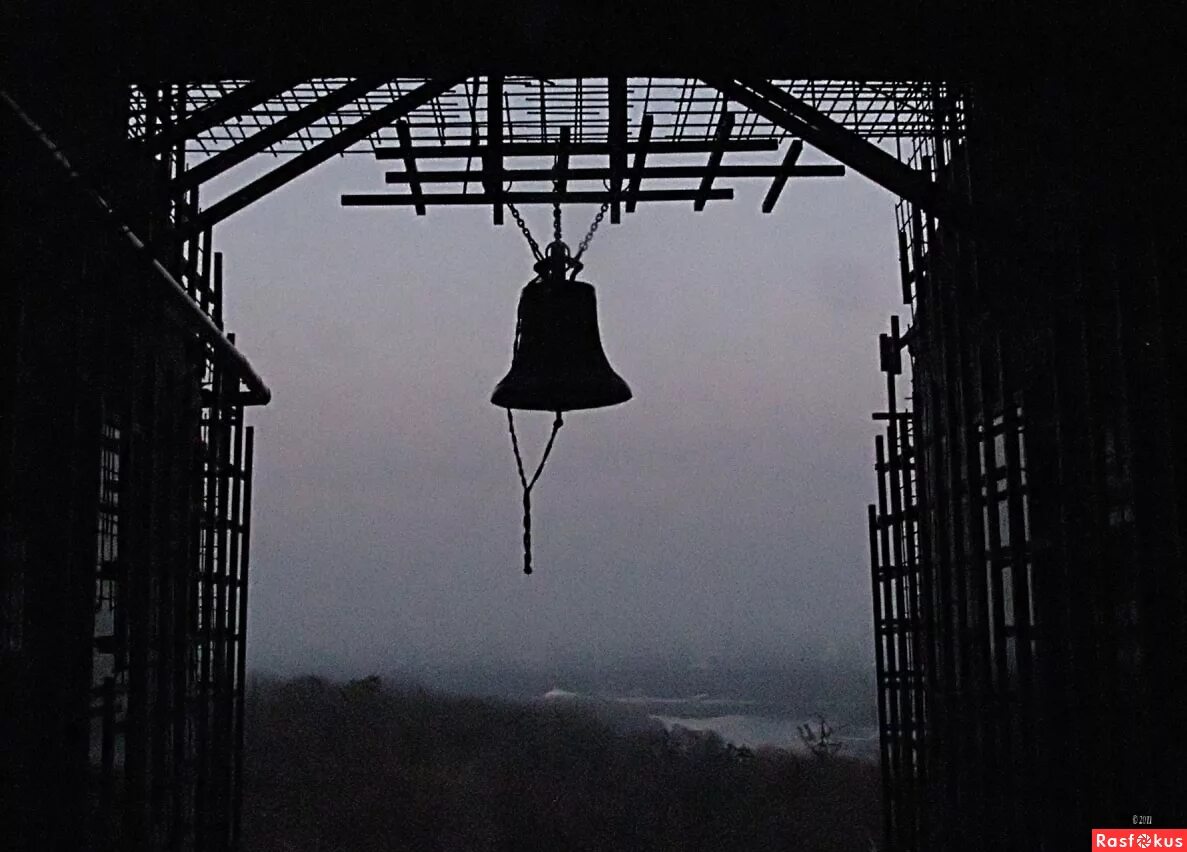 колокол эмилле корея. плачущий колокол. царь колокол великий новгород. божественный колокол. косничев звонари картина.