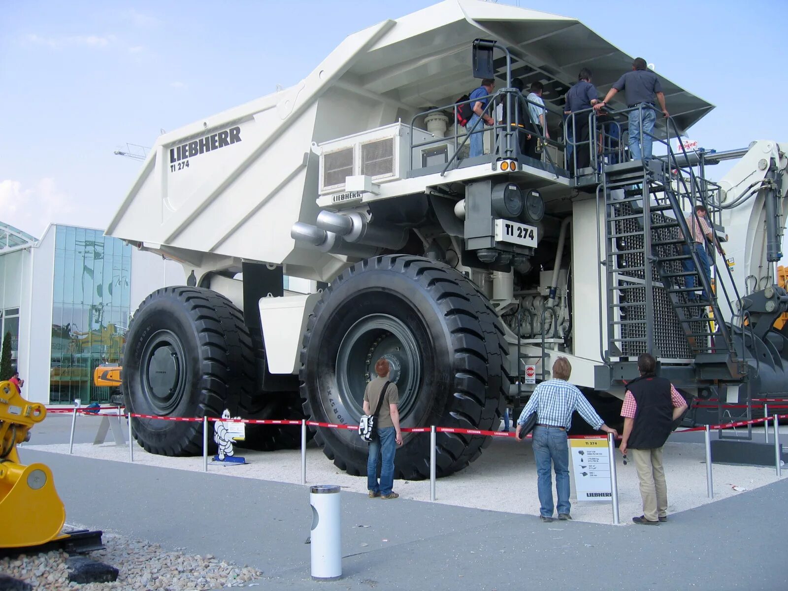 Самая большая новая. Liebherr t282c. Карьерный самосвал Liebherr t282b. Liebherr ti 274. Немецкий самосвал Liebherr t282b.