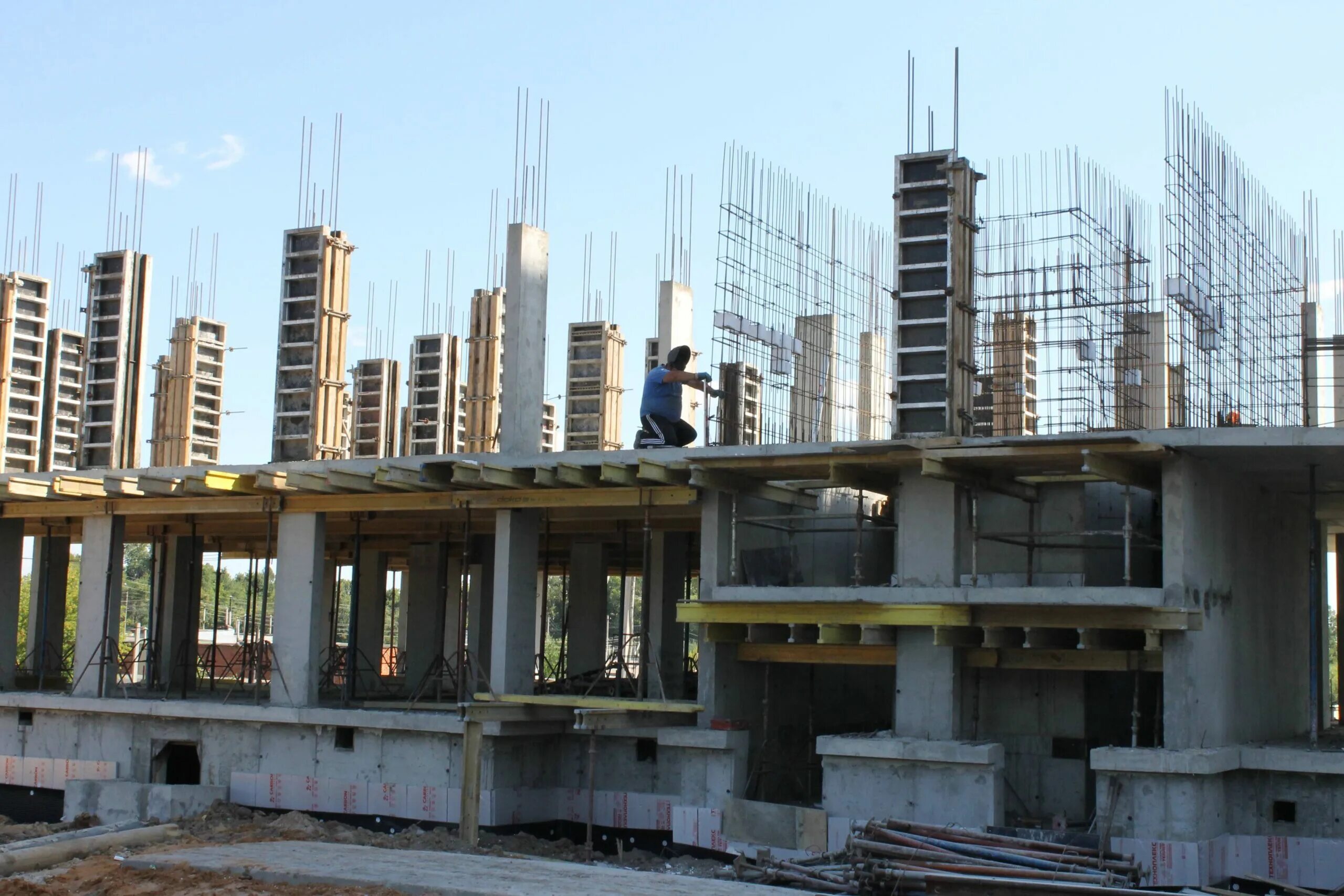 Монолитный дом. Дом железобетонный монолит. Кирпично-монолитный дом. Монолитное многоэтажное здание. Каркасно монолитный дом многоэтажный.