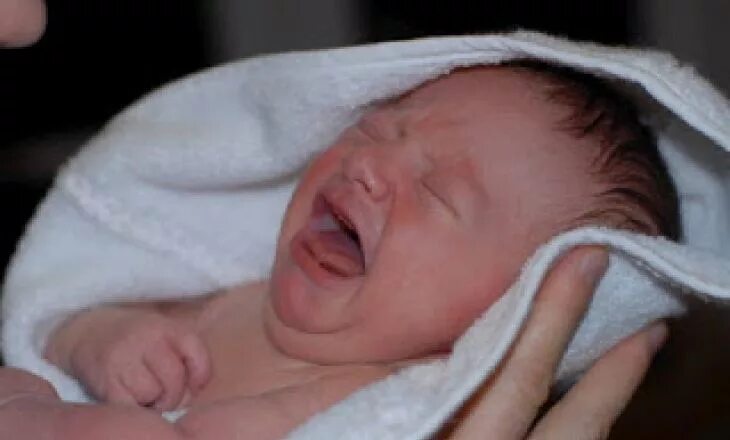 Новорожденный ребенок плачет. Новорожденный младенец кричит. Избиение новорожденных младенцев. Носогубный треугольник у новорожденного.
