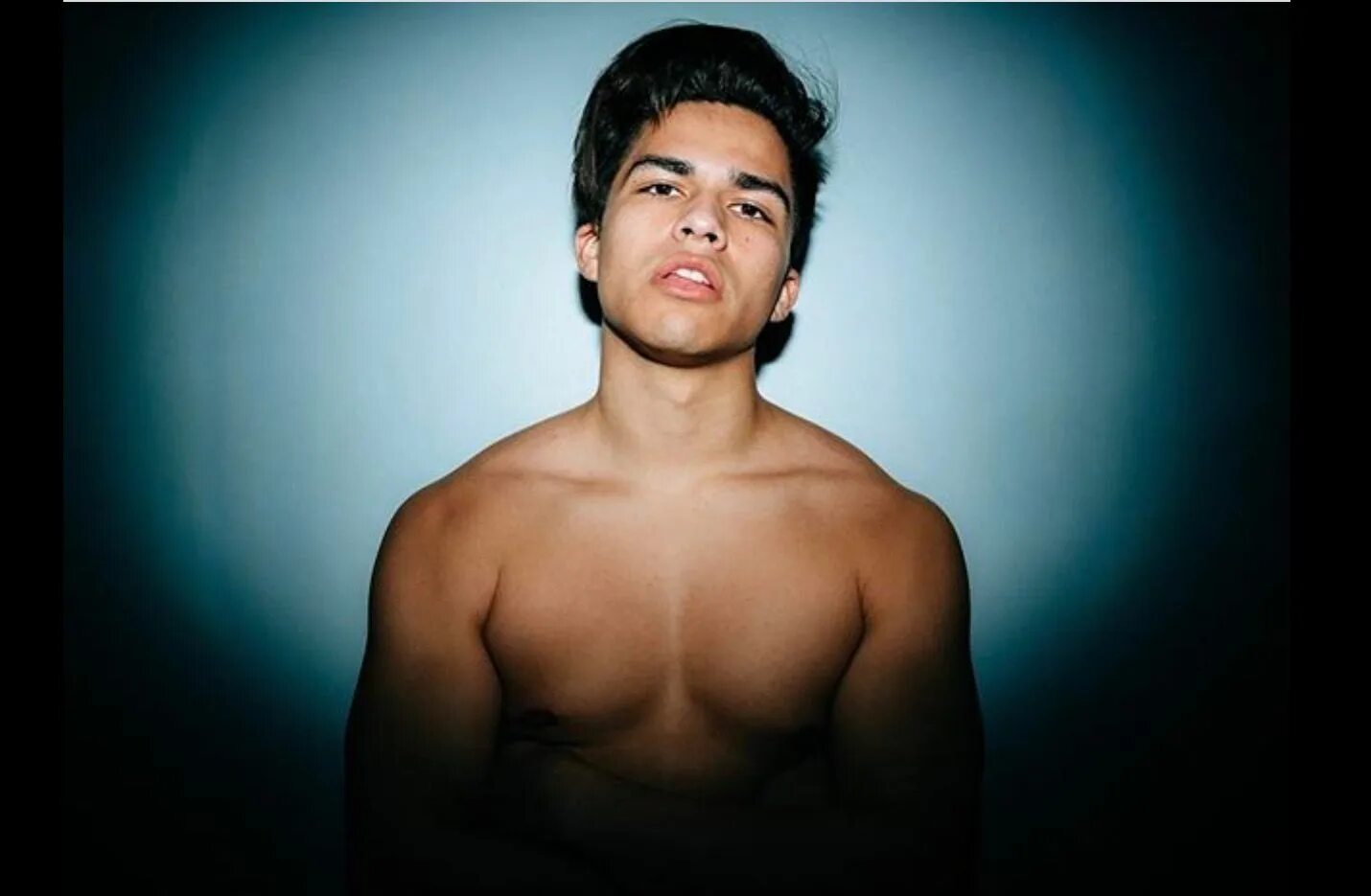 Alex Aiono. Alex Aiono торс. Alex Aiono певец.