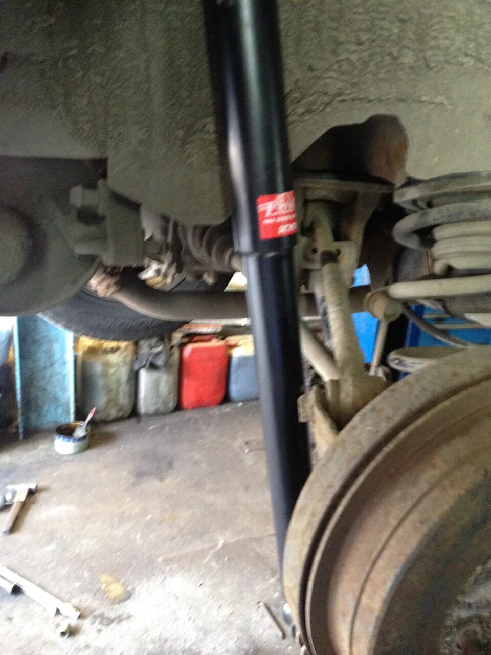 Задний амортизатор тойота рав 4 1 поколения. Замена заднего амортизатора пробокс. Задний амортизатор рав 4 2011. Рав 4 2 поколение крепление задних амортизаторов. Замена амортизатора тойота рав 4.