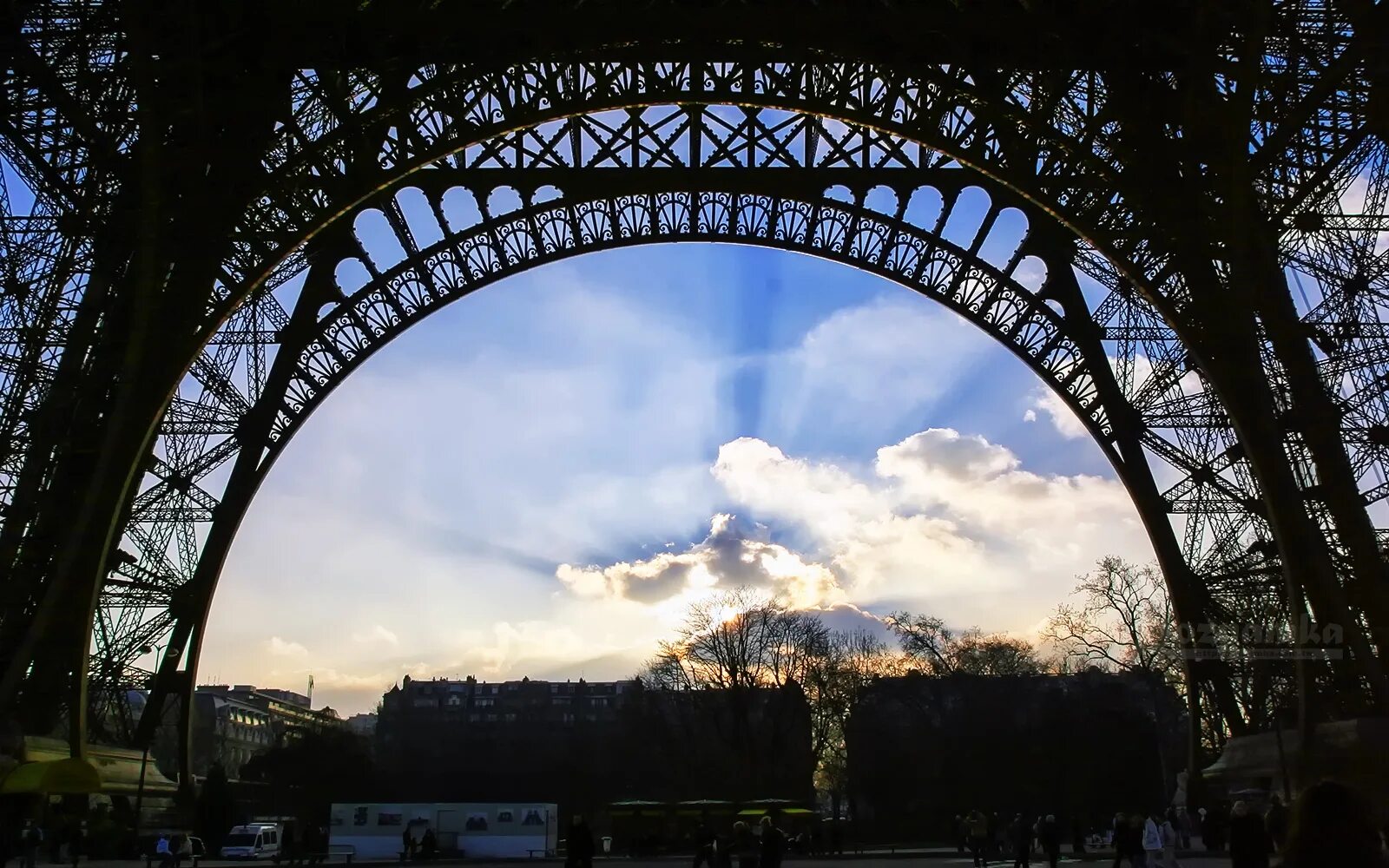The eiffel tower was completed in 1889