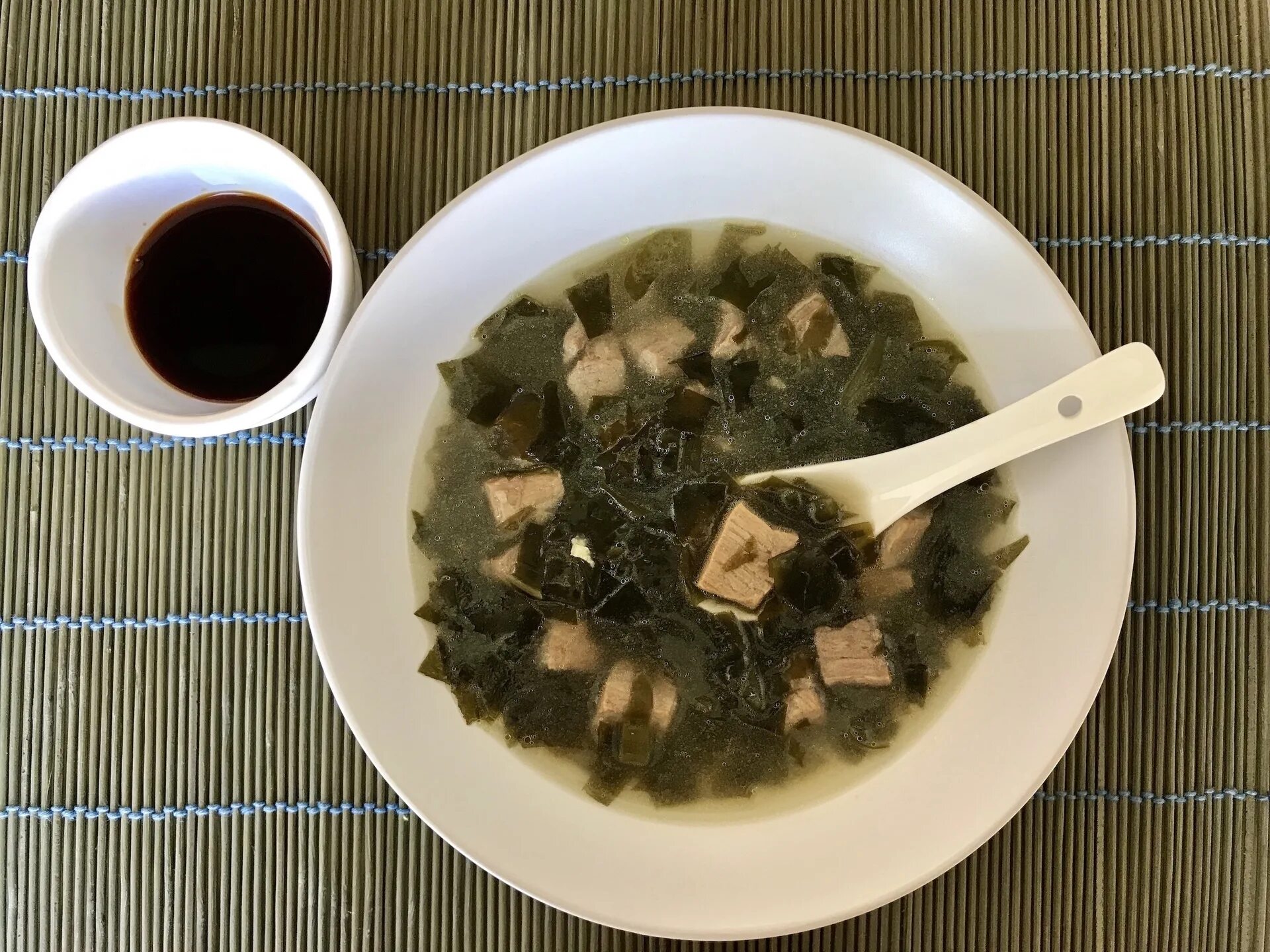 Суп из водорослей корейский. Корейский суп Миёккук. Миек Кук корейский суп. Миёккук суп из водорослей. Суп из вакамэ.
