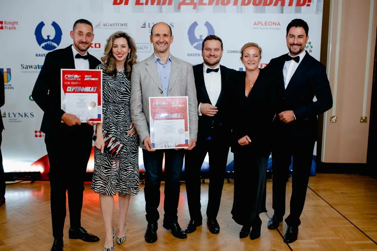 Премия wheretoeat 2023. Re awards 2024. Re awards 2024. Фото с конференции люди у бренд волла в два ряда. Крупное мероприятие 2024.
