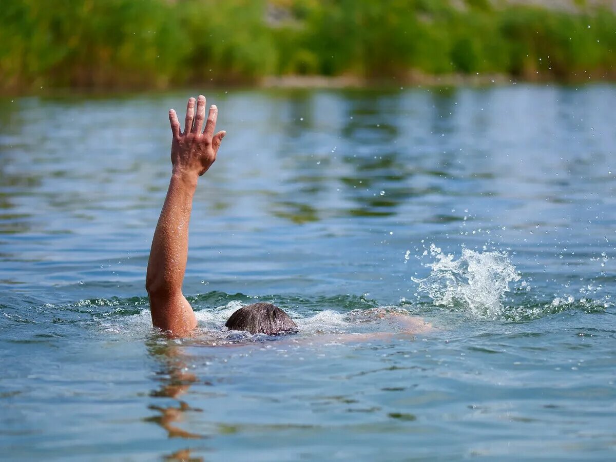 Какое тело не утонет в воде кирпич. Тонущий человек. Купаются в пруду.