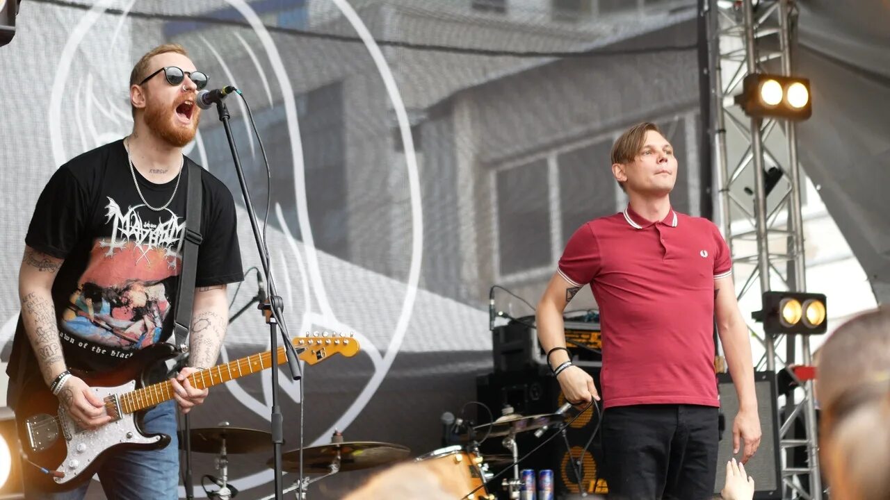 Щенки группа. Собаки качалова танго. Уральский рок. Выступление группы щенки в петербурге. Солист группы щенки.