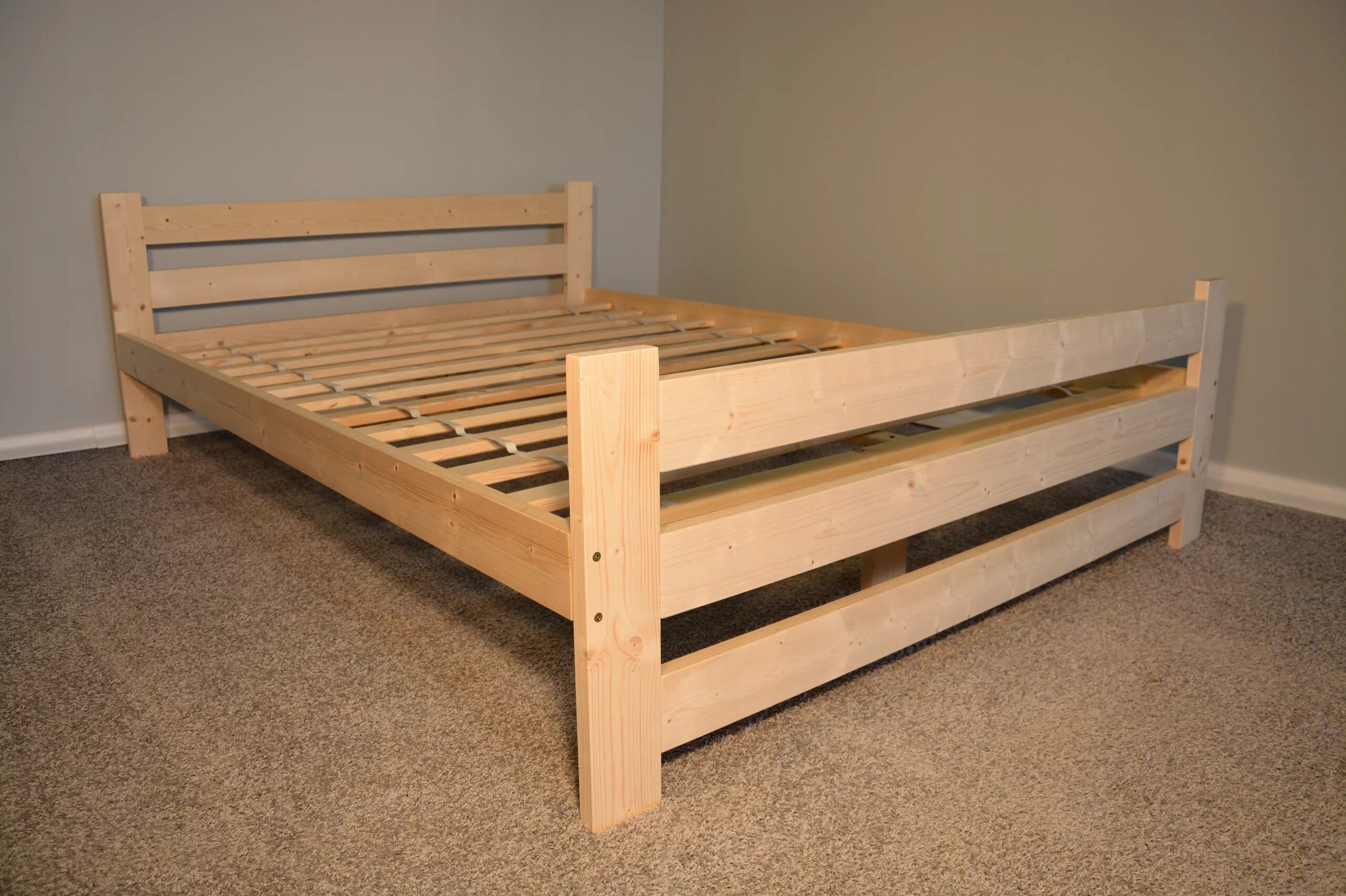 Кровать из досок. Деревянную кровать своими руками из досок. Кровать из досок. Кровать двуспальная деревянная. Кровать деревянная из бруса двуспальная.