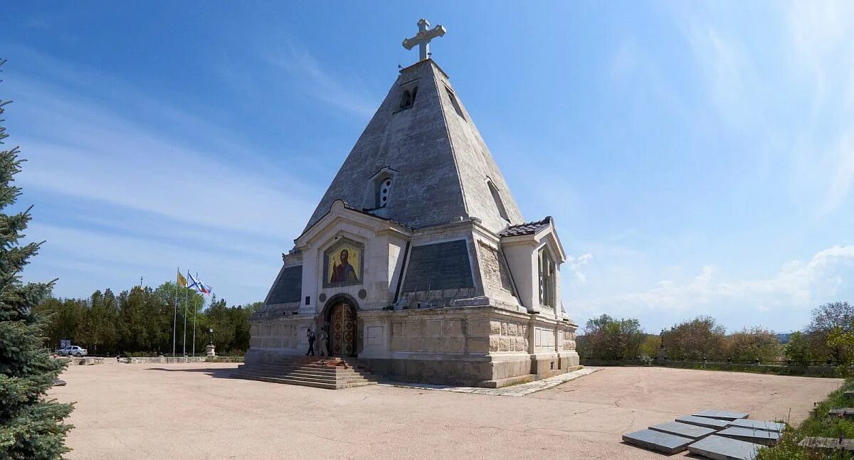 Свято никольский севастополь. Свято-Никольский храм Севастополь. Храм Николая Чудотворца в Севастополе. Никольский храм в Севастополе на Братском кладбище. Свято-Никольский храм-пирамида Севастополя.