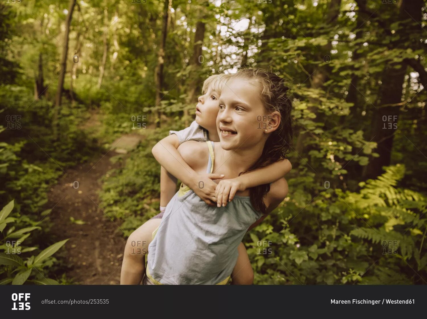 Реверсивные отношения арты. Girl carries boy. Референс пары. Девушка катается на плечах. Carries девушка.
