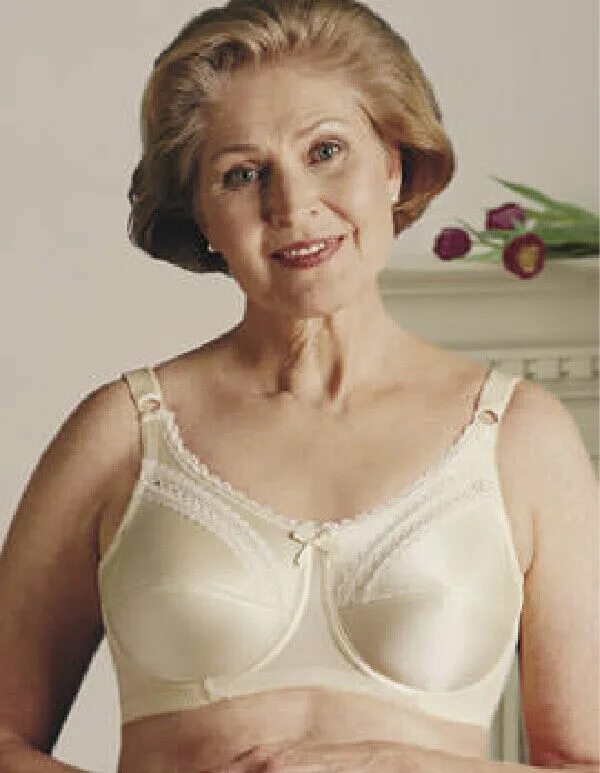 Ретро лифчик острый. Ретро бюстгальтер пуля. Женское нижнее белье 60 годов. Bullet bra 50-е. Бюстгальтеры 70 х годов.