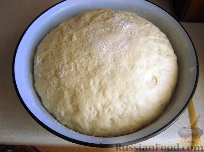 Тесто на 0 5 воды. Крутое тесто. Дрожжевое тесто на кефире. Тесто для пирожков. Крутое тесто фото.