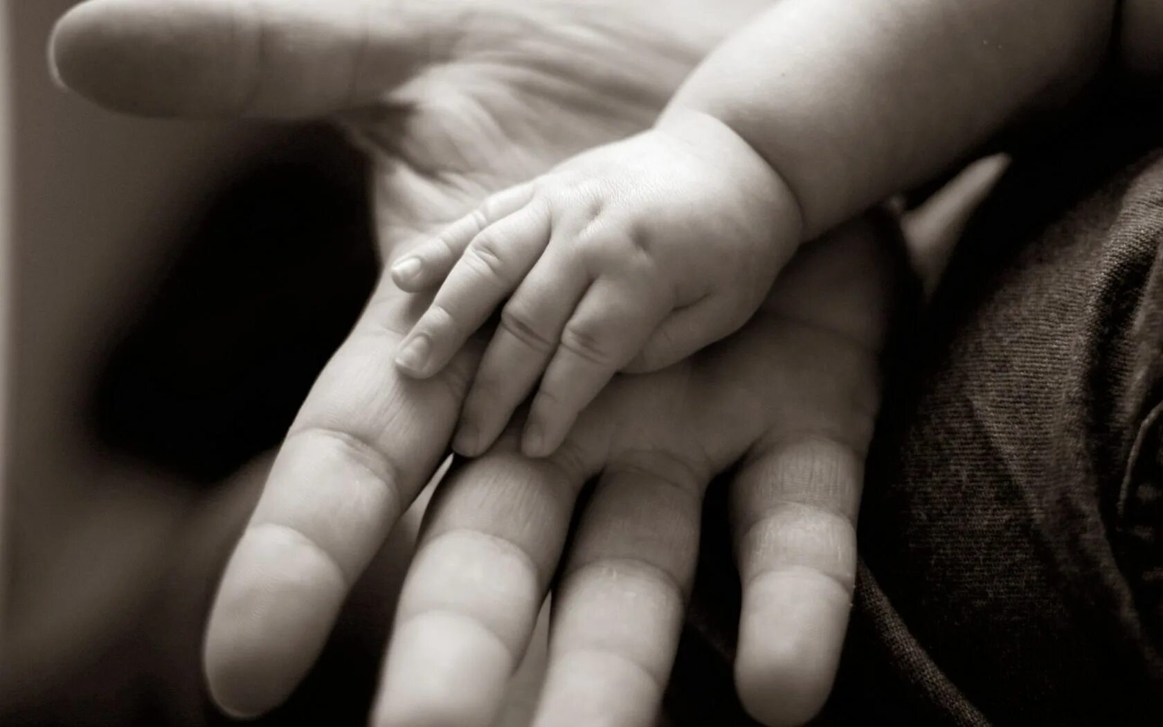 Рука отца и дочери. Руки мамы. Ребенок на руках. Мужская и детская рука. Ладони мамы папы и малыша.