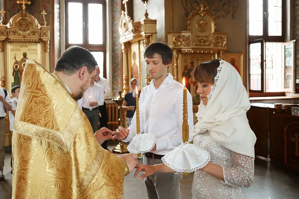 все клипы на английском языке снятые в церкви. молебен в храме. можно снимать в храме. свечи в храме.