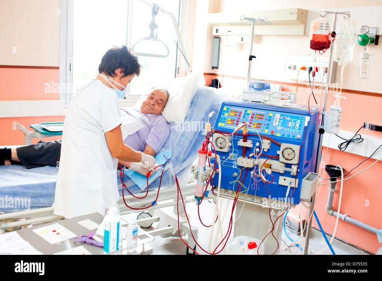 Кресло стоматолога. Аппарат для переливания крови. Осмотр пациента. Лежачий пациент. Переливание крови пациенту.