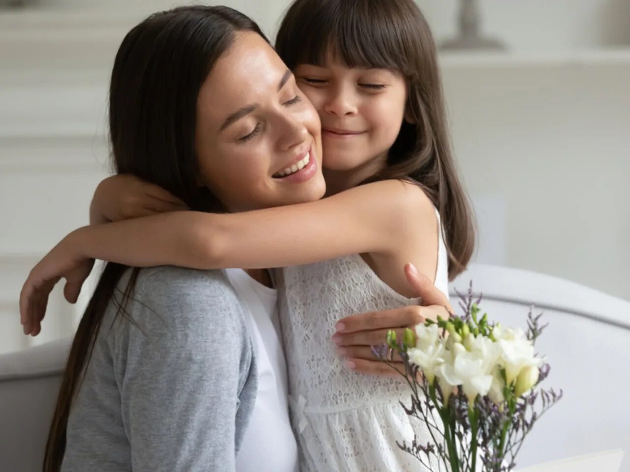 женщина обнимает ребенка. женщина обнимает ребенка. девочка под завалами украина. женщина обнимает. ребенок спасает ребенка.