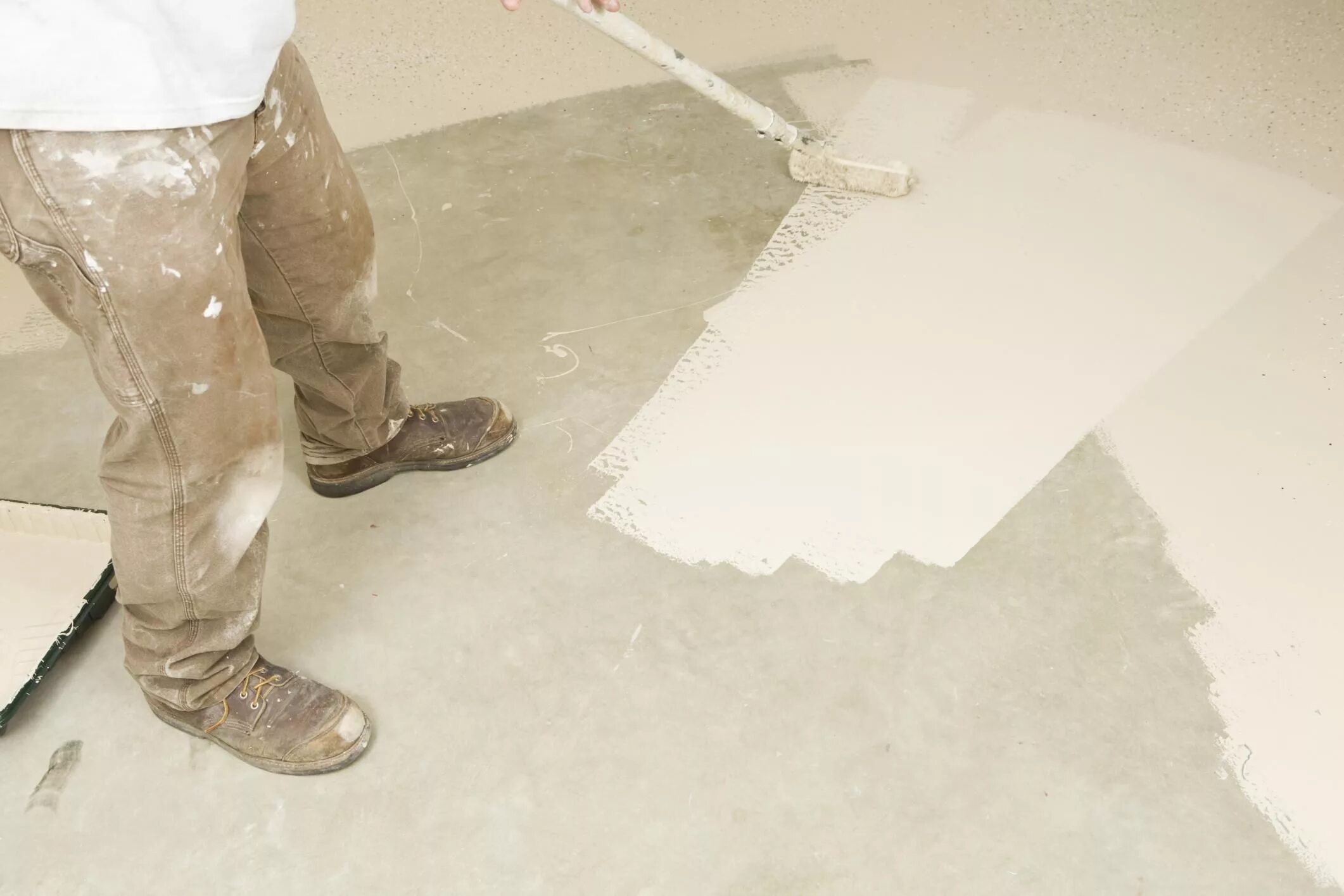 Окраска бетонных поверхностей. Крашенный бетонный пол. Крашеный пол бетон. Покрасить бетонный пол. Красить полы на бетон.