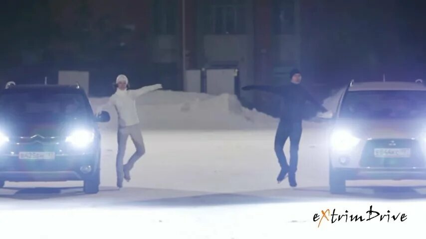 Стритрейсинг. Девушка в машине. Девушка танцует у машины. Танцы в машине. Танцевальная машина.