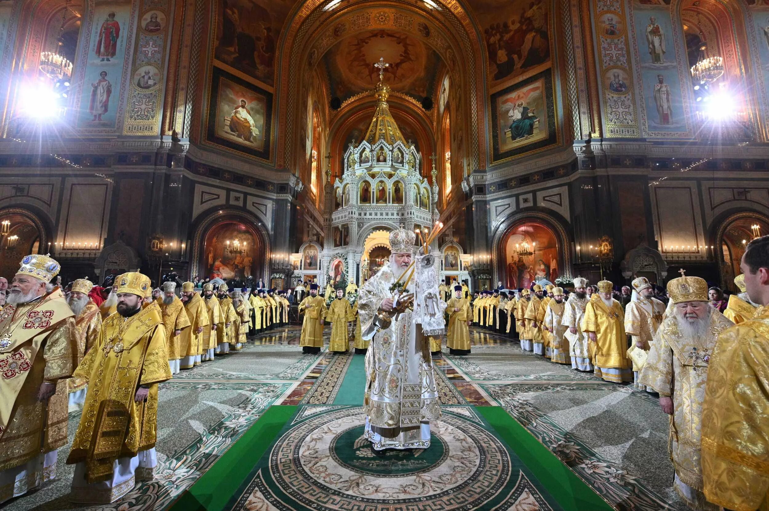 Какое сегодня церковное свято. Пасхальное богослужение в храме Христа Спасителя. Патриарх на службе в храме Христа Спасителя. Храм Христа Спасителя богослужение храм Христа Спасителя. Богослужение в храме Христа Спасителя в Москве.