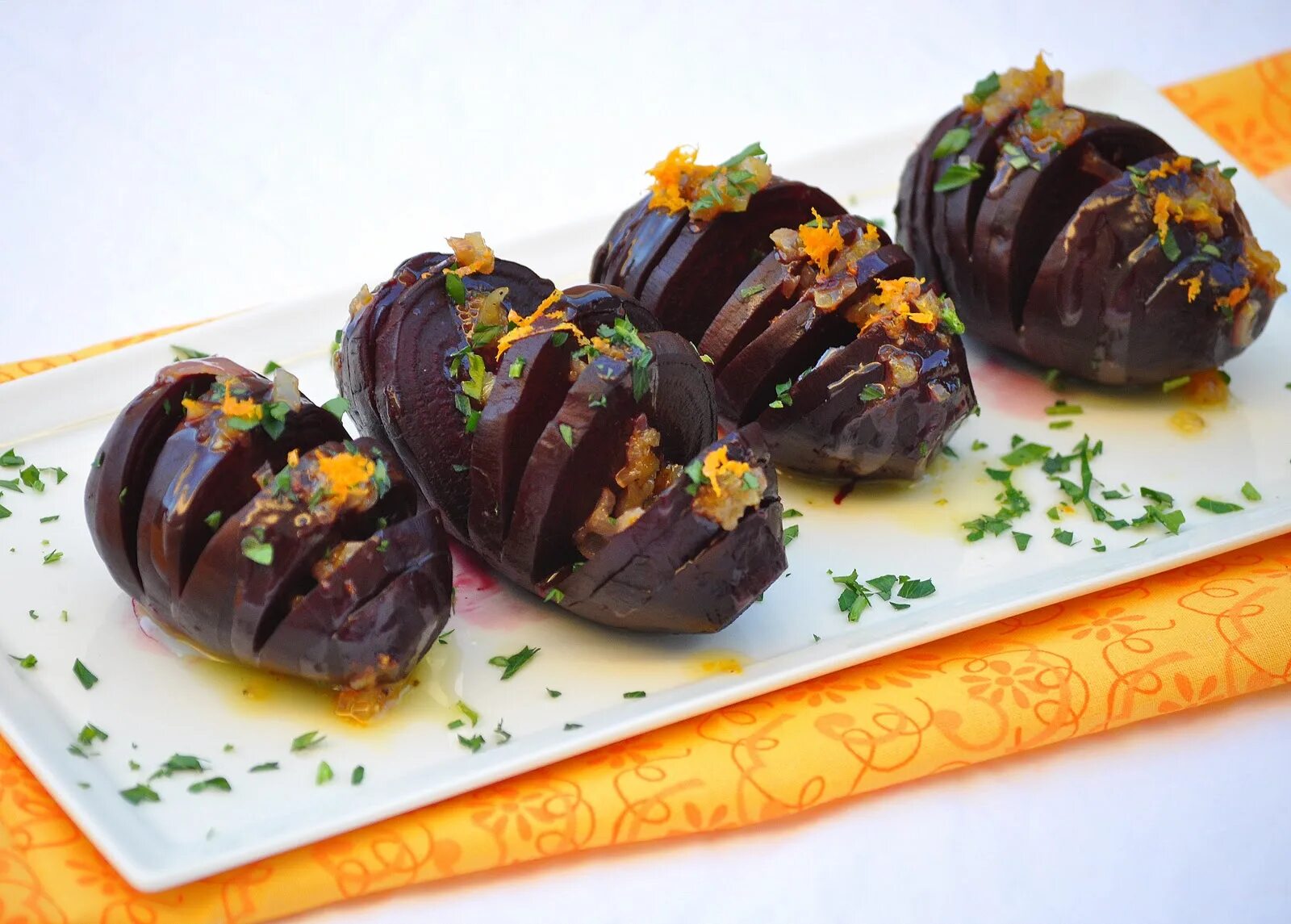 Запечь вареную свеклу. Свекла пареная. Свекла в горшочке в духовке. Печеная свекла. Свекла запеченая в фоль.