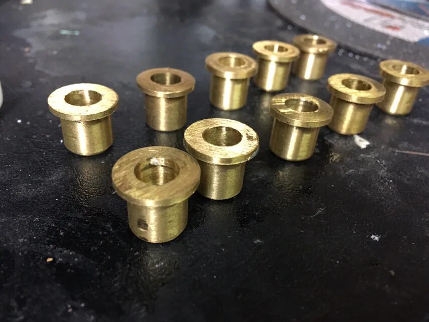 Ремкомплект дверных петель honda civic 6. Втулки дверных петель. Втулки дверных петель. Втулка двери форд фокус 2. Ремкомплект петли двери ниссан.