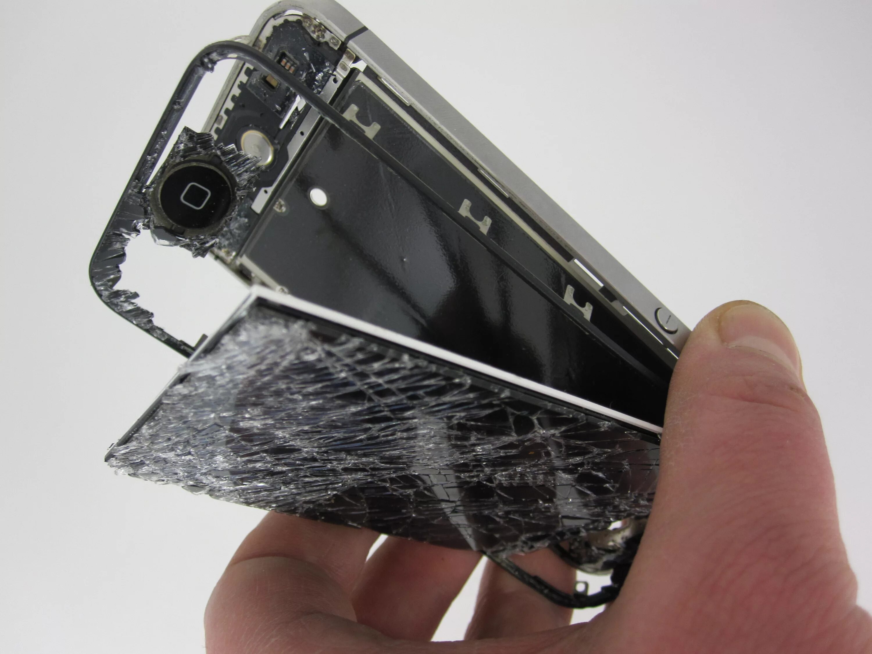 Разбитый мобильный телефон. Разбитые айфоны. Сломанный айфон. Починка экрана телефона. Битый дисплей смартфона.