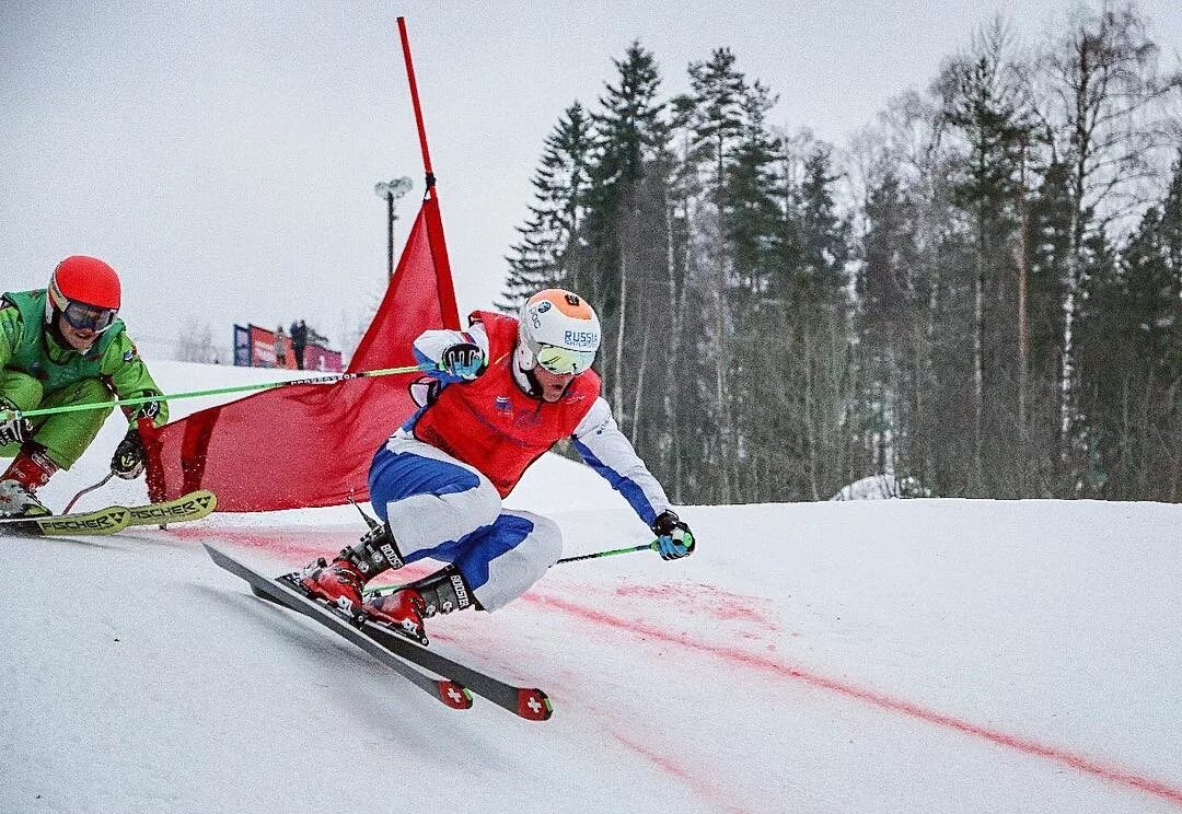 Спортивные школы лыжи. Школа горнолыжного спорта. Школа горных лыж. Ски-кросс техника катания на лыжах.