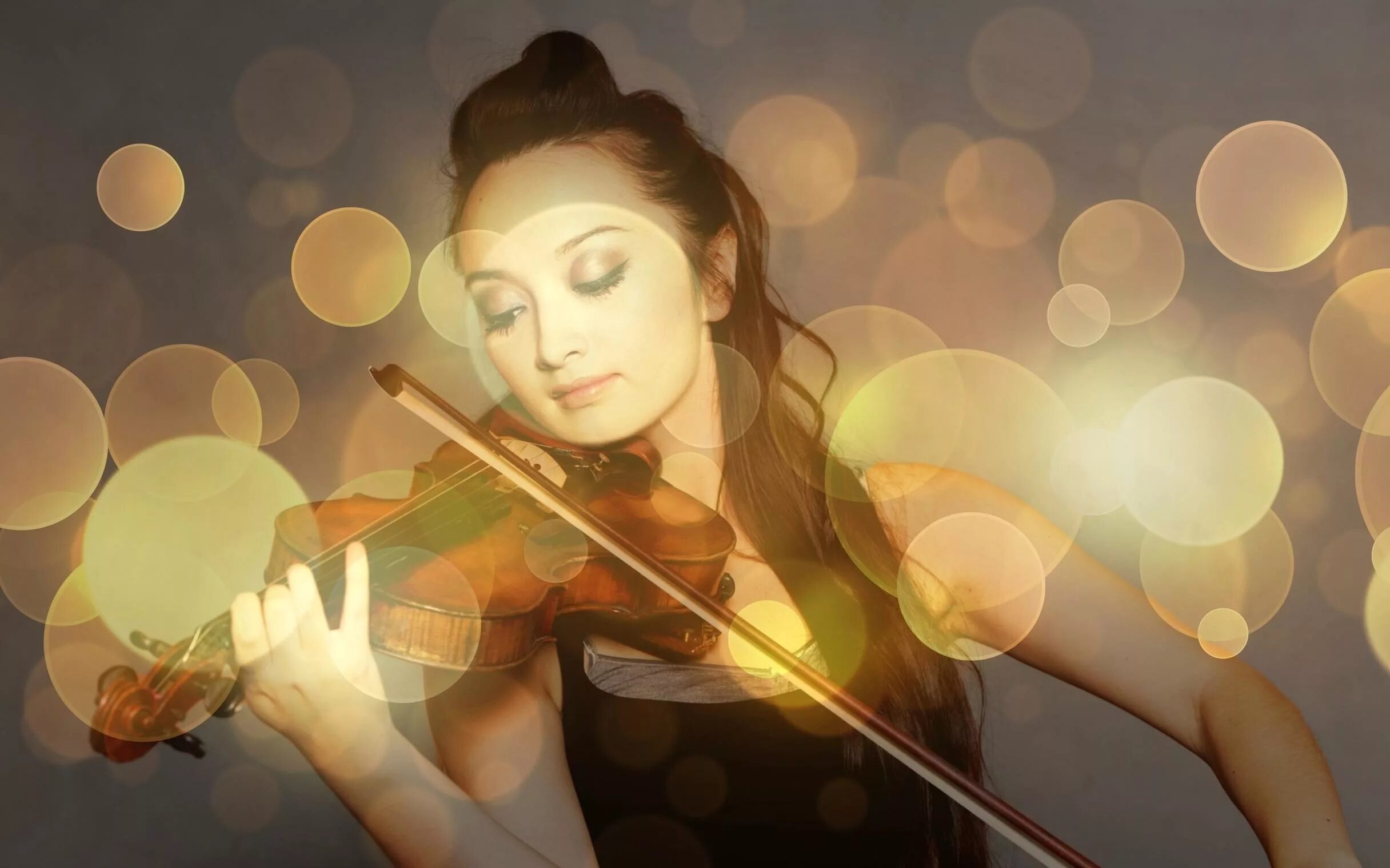 Скрипка красивая музыка слушать. Женщина со скрипкой. Образ скрипки. Красивая девушка с музыкальным инструментом. Женщина музыкальный инструмент.