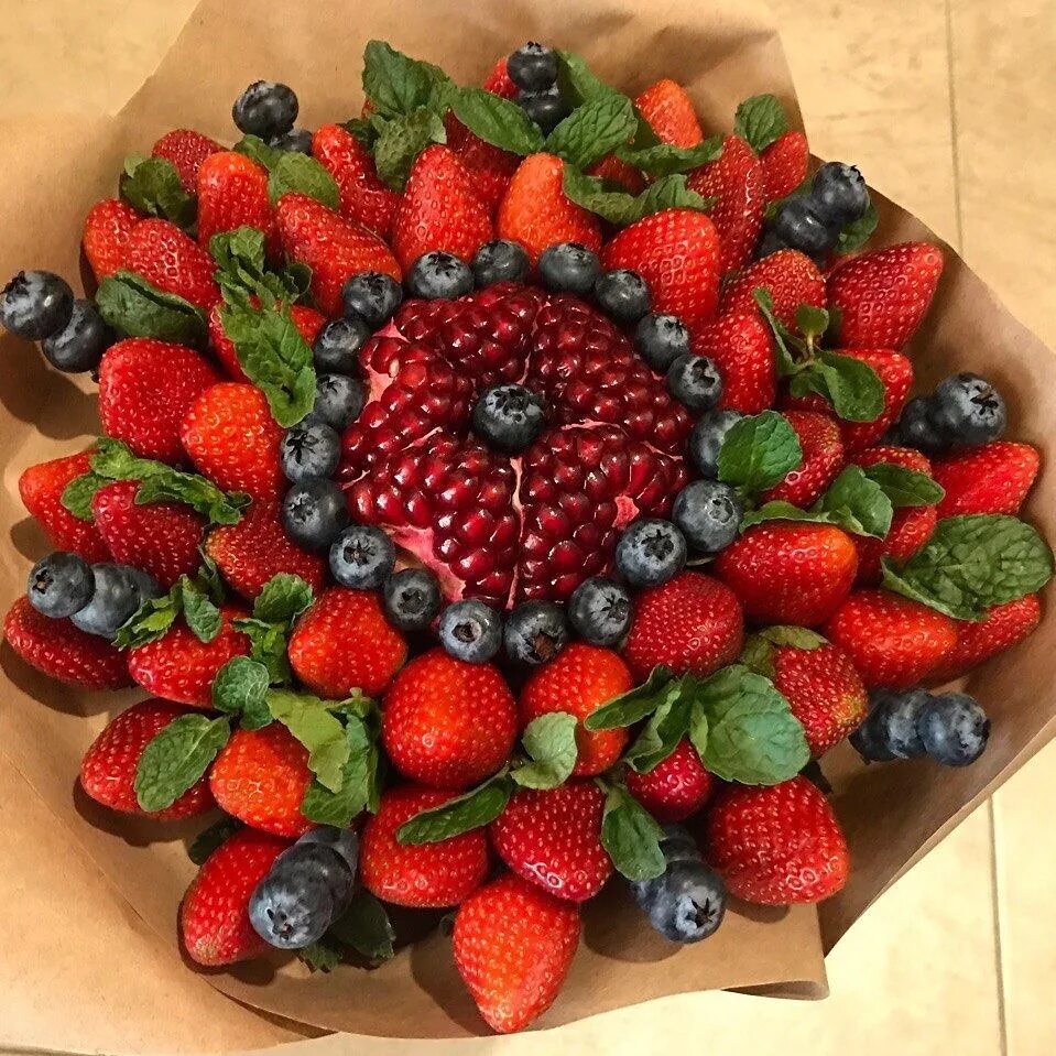 Букет из ягод и фруктов. Букет цветов с фруктами. Букет из ягод. Букет из ягод и фруктов. Ягодно-цветочный букет.