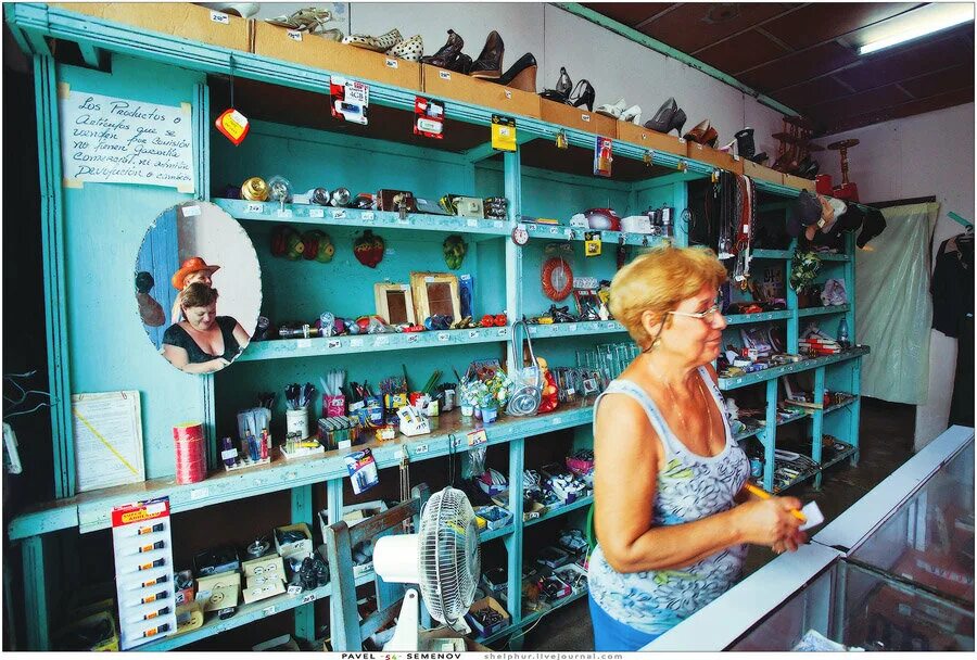 Куба магазины продуктов. Куба магазины ассортимент. Магазин куба фото. Магазин подарков. Пустые полки в магазинах кубы.