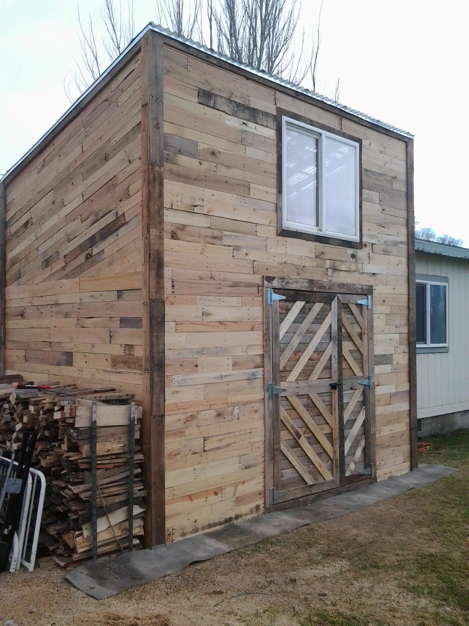 Каркасный гараж из поддонов. Гараж из досок поддонов. Сарай из больших поддонов. Сарай из поддонов. Хозблок из поддонов.