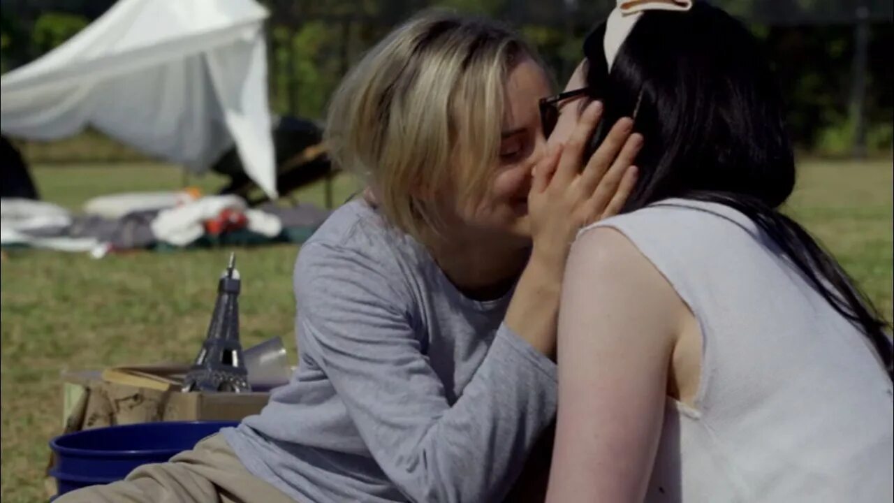 Пайпер Чепмен поцелуй. Alex and Piper Kiss. Пайпер и Алекс любовь.