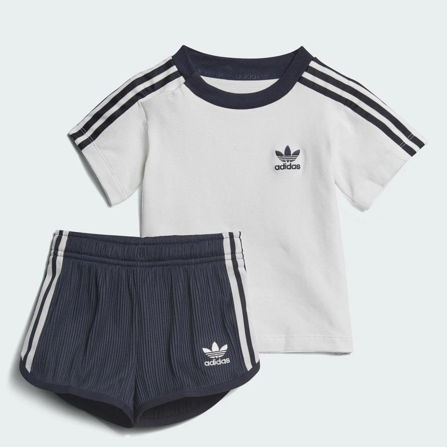 Костюм шорты и футболка мужская адидас. Костюм футболка шорты adidas originals. Костюм футболка шорты adidas originals. Adidas костюм спортивный шорты футболка. Комплект футболка шорты adidas originals.