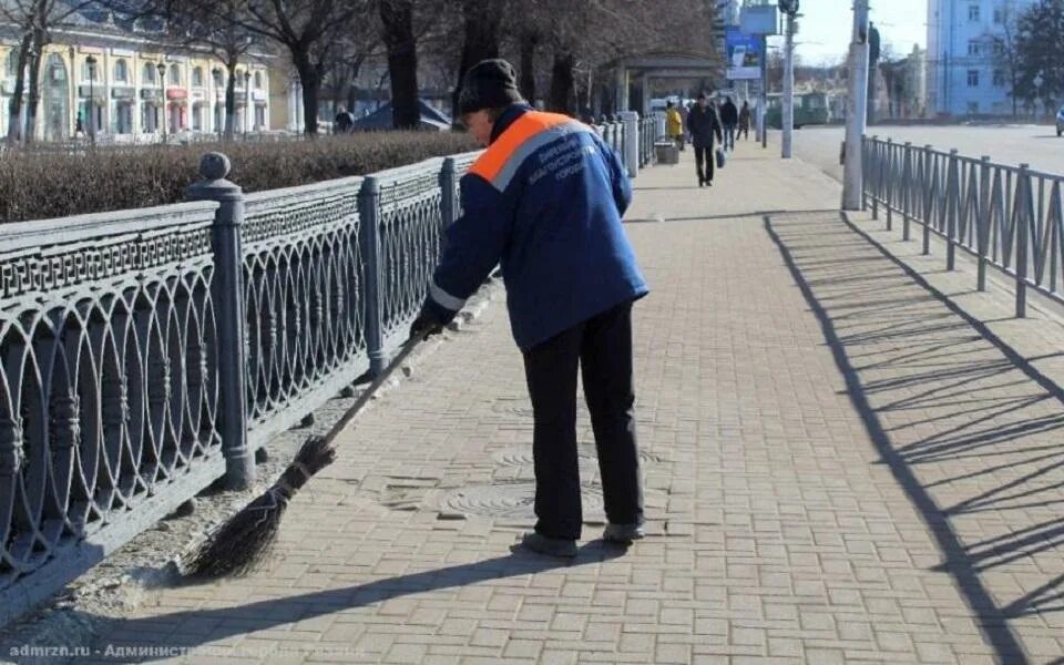 Рязань в апреле. Благоустройство по городу. Апрель в городе. Подметание улиц ночью.