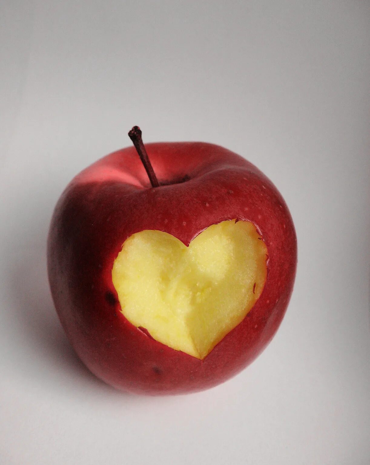 Яблоня любовь. Яблоко. Надкусанное яблоко. Сердце из яблок. Сердечко из яблок.