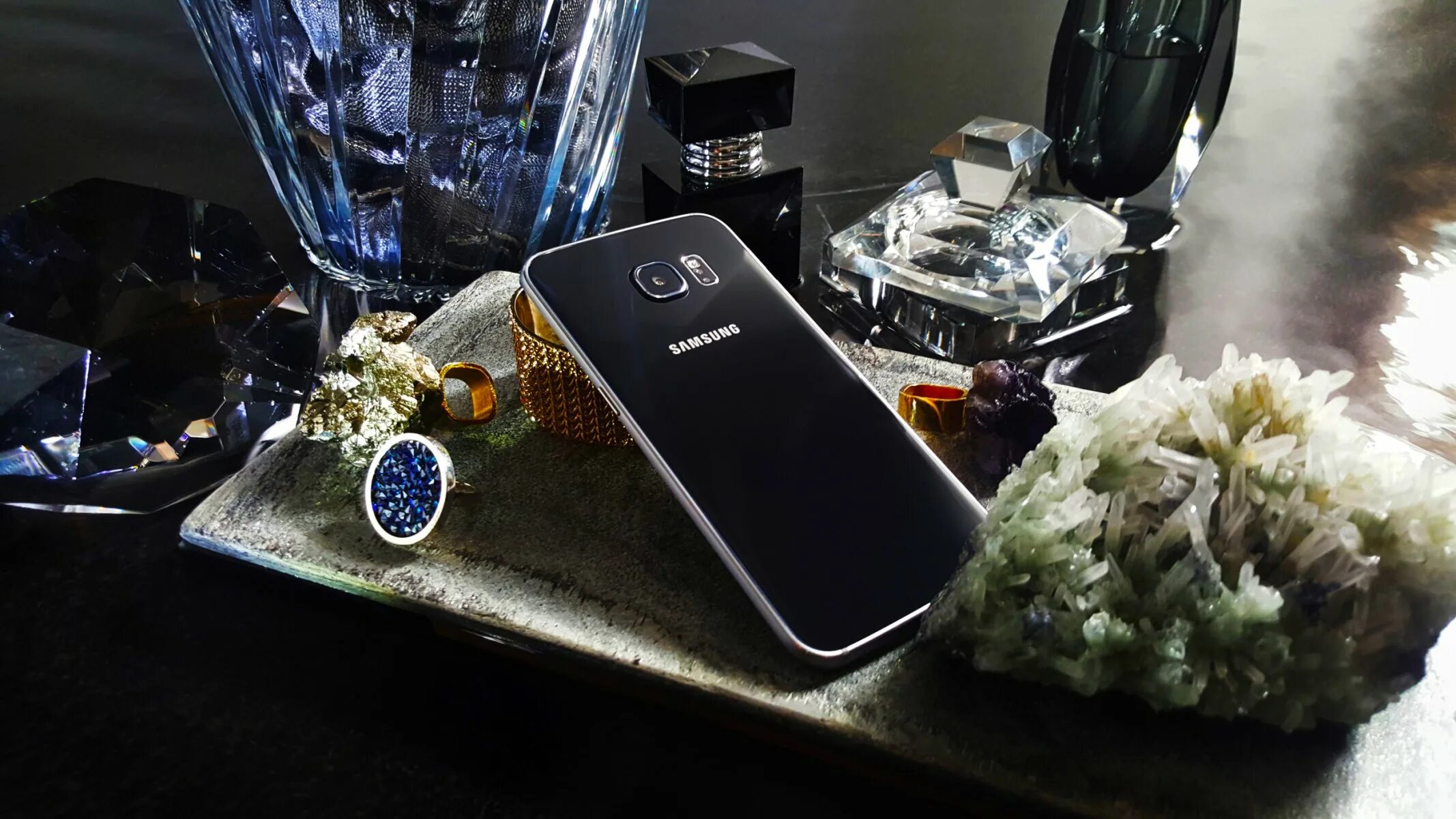 Приму телефон в подарок. Samsung s23 телефон. Самсунг галакси роскошь. Samsung Galaxy s6 2015 телефон. Смартфон на столе.