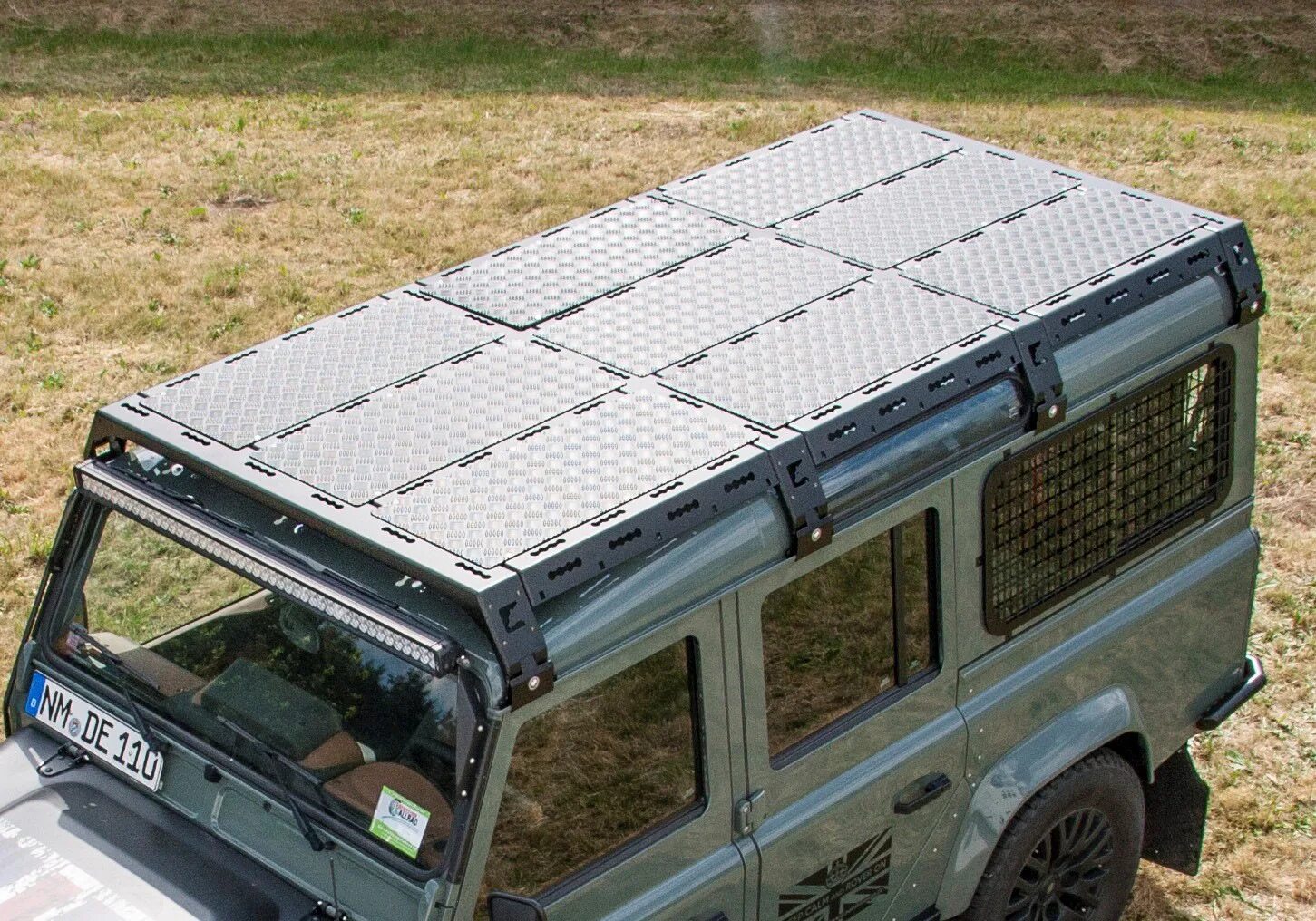 Land Rover Defender 90 Roof Racks. Багажник Defender 110 2021. Land Rover Defender бокс платка на крышу. Стекло багажника Land Rover Defender 2007. Дискавери крыша