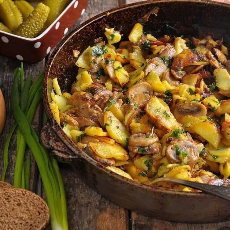 Рецепт жареной картошки с лесными грибами. Картошка с грибами. Жареная картошка с грибами. Рецепт жареной картошки с лесными грибами. Жареные маслята.