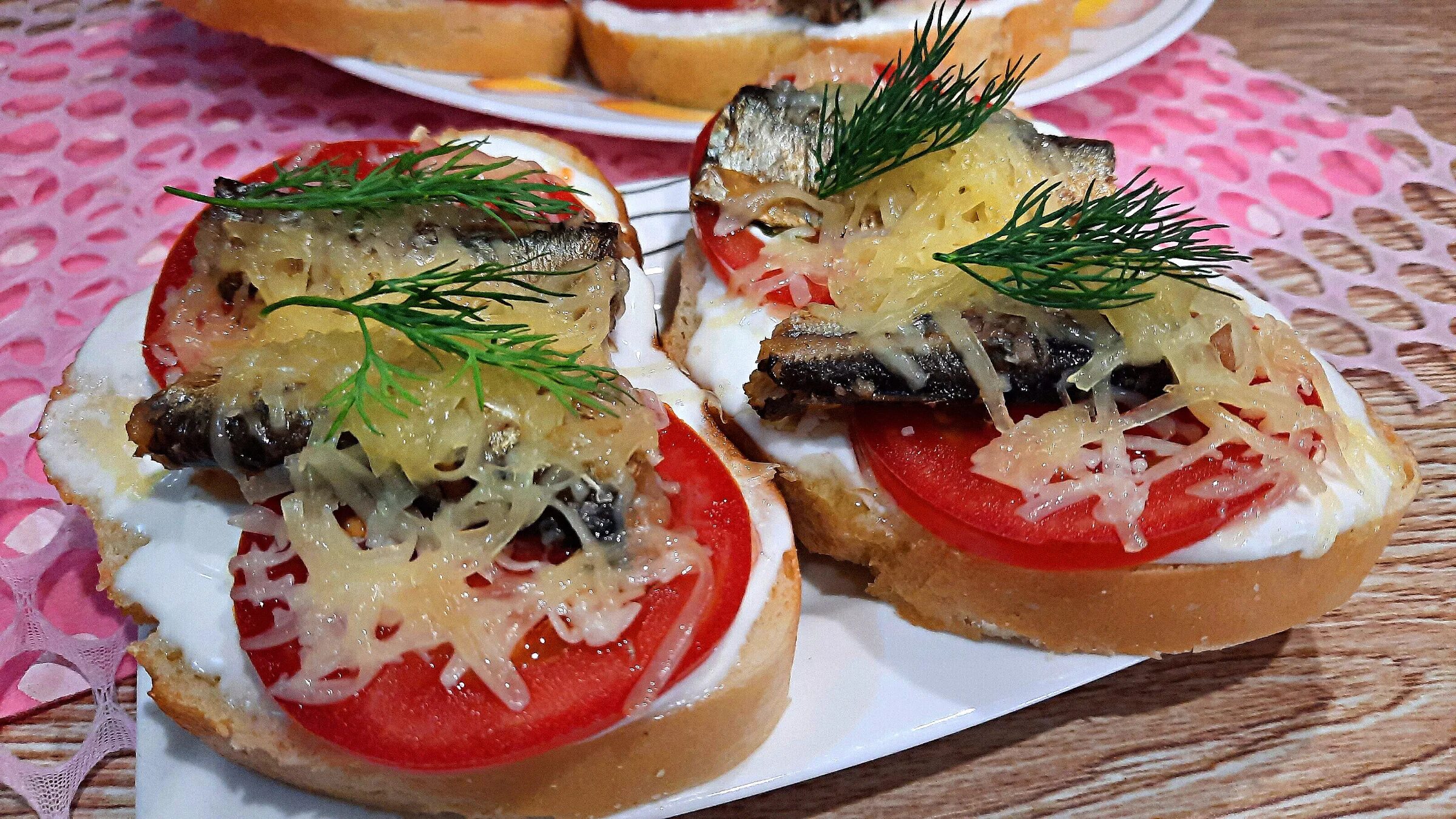 Рецепт горячих бутербродов со шпротами в духовке. Горячие бутерброды со шпротами и сыром в духовке. Горячие бутерброды со шпротами в духовке. Бутерброды со шпротами и помидорами и сыром. Бутерброды со шпротами в духовке.