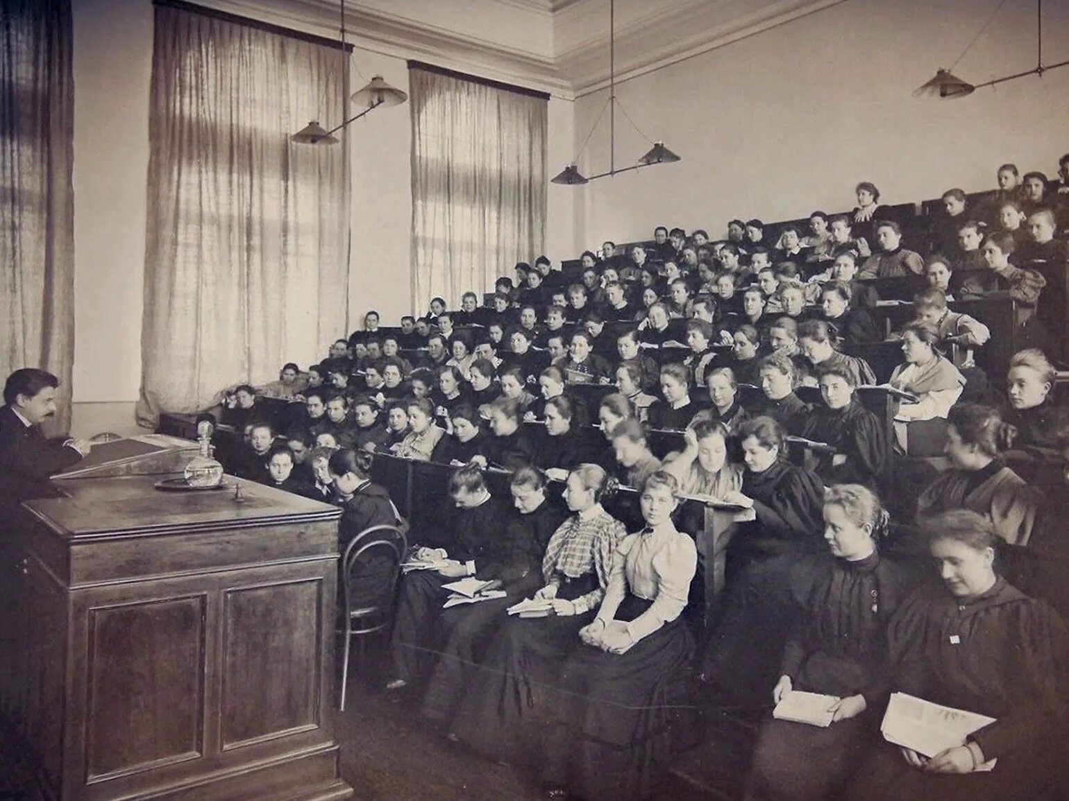 Высшие женские курсы в петербурге. 1878 – открытие высших женских («бестужевских») курсов в петербурге.. первая женская гимназия в россии 1862. женские гимназии 19 века в россии. спбгу в 20 веке.